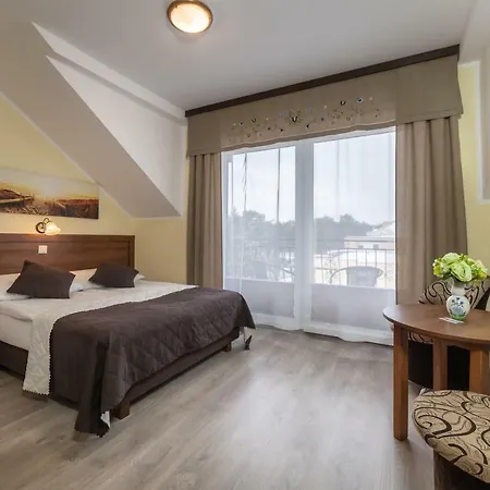 Dom Jastrzebia Z Basenem I Jacuzzi Habitación en casa particular *