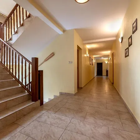 Privatunterkunft Dom Jastrzebia Z Basenem I Jacuzzi *